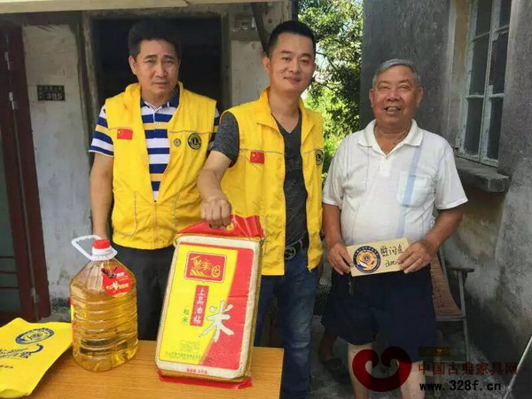 端午節(jié)前夕，唐明居紅木董事長(zhǎng)胡高華（左一）隨廣東獅子會(huì)的獅友們看望板芙孤寡老人