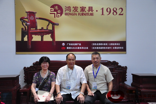 中山市紅木家具行業(yè)協(xié)會(huì)會(huì)長、鴻發(fā)家具董事長蕭照興(中間)及其夫人(左一)與中山市紅木家具行業(yè)協(xié)會(huì)執(zhí)行會(huì)長、紅博城董事長林孟禮(右一)合影 中山市紅木家具行業(yè)協(xié)會(huì)會(huì)長、鴻發(fā)家具董事長蕭照興(中間)及其夫人(左一)與中山市紅木家具行業(yè)協(xié)會(huì)執(zhí)行會(huì)長、紅博城董事長林孟禮(右一)合影