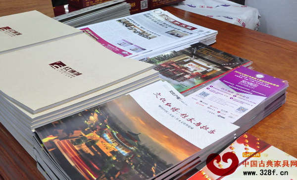 中山文創(chuàng)會(huì)上的《品牌紅木》雜志和《大涌紅木報(bào)》、經(jīng)銷商大會(huì)宣傳單張 中山文創(chuàng)會(huì)上的《品牌紅木》雜志和《大涌紅木報(bào)》、經(jīng)銷商大會(huì)宣傳單張