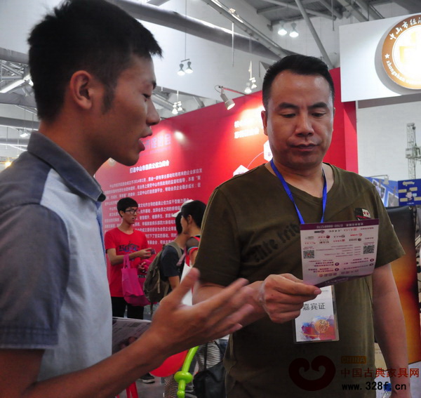 《品牌紅木》雜志的工作人員向參展者介紹經(jīng)銷商大會(huì) 《品牌紅木》雜志的工作人員向參展者介紹經(jīng)銷商大會(huì)