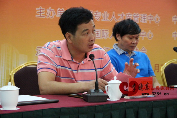 浙江紅木產(chǎn)業(yè)協(xié)會(huì)常務(wù)副會(huì)長(zhǎng)、浙江藝術(shù)紫檀博物館館長(zhǎng)李曉東致辭 浙江紅木產(chǎn)業(yè)協(xié)會(huì)常務(wù)副會(huì)長(zhǎng)、浙江藝術(shù)紫檀博物館館長(zhǎng)李曉東致辭