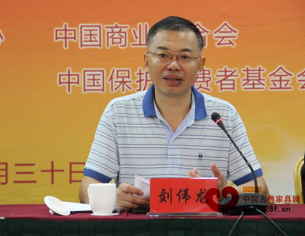 浙江省經(jīng)信委輕工辦劉偉龍?zhí)庨L(zhǎng)分享了省工藝美術(shù)行業(yè)的相關(guān)發(fā)展情況 浙江省經(jīng)信委輕工辦劉偉龍?zhí)庨L(zhǎng)分享了省工藝美術(shù)行業(yè)的相關(guān)發(fā)展情況