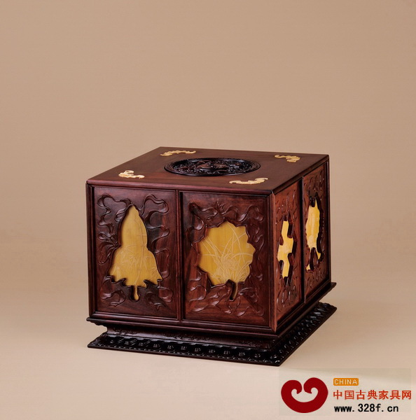 此款多寶盒箱蓋中有盒,盒中有套匣,套匣中又有屜,極具巧思(圖為嵌竹雕多寶盒) 此款多寶盒箱蓋中有盒,盒中有套匣,套匣中又有屜,極具巧思(圖為嵌竹雕多寶盒)