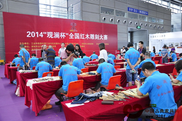 深圳紅木展將重點放在紅木雕刻技能人才培養(yǎng)方面，每年都會舉辦“觀瀾杯”全國紅木雕刻大賽（圖為2014年雕刻大賽現(xiàn)場）