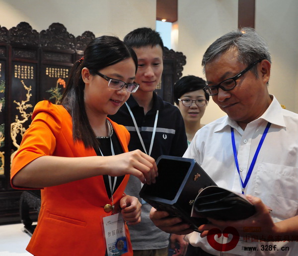 廣東省文化廳黨組成員、綜合執(zhí)法局局長李劍先(右)參觀區(qū)氏臻品展廳 廣東省文化廳黨組成員、綜合執(zhí)法局局長李劍先(右)參觀區(qū)氏臻品展廳