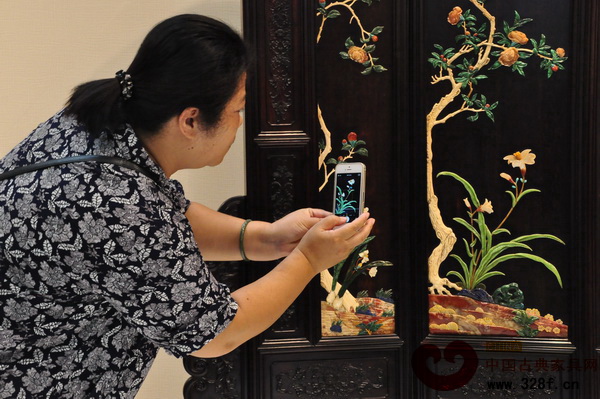 紅木愛好者紛紛拍攝區(qū)氏臻品展廳風采 紅木愛好者紛紛拍攝區(qū)氏臻品展廳風采