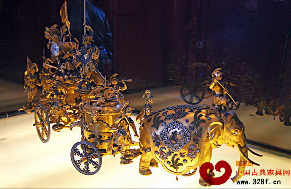 故宮藏有很多造型奇特的鐘表,令人眼界大開(清 銅鍍金象拉戰(zhàn)車樂鐘) 故宮藏有很多造型奇特的鐘表,令人眼界大開(清 銅鍍金象拉戰(zhàn)車樂鐘)
