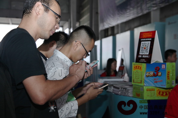 東莞名家具展上，《品牌紅木》雜志準(zhǔn)備了多項(xiàng)游戲與大家進(jìn)行互動