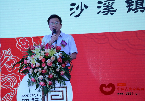 沙溪鎮(zhèn)黨委副書記鄒小龍?jiān)谥罗o中表明,波記家具順利通過國(guó)家級(jí)認(rèn)證認(rèn)可,在行業(yè)內(nèi)起到了很好的示范作用 沙溪鎮(zhèn)黨委副書記鄒小龍?jiān)谥罗o中表明,波記家具順利通過國(guó)家級(jí)認(rèn)證認(rèn)可,在行業(yè)內(nèi)起到了很好的示范作用