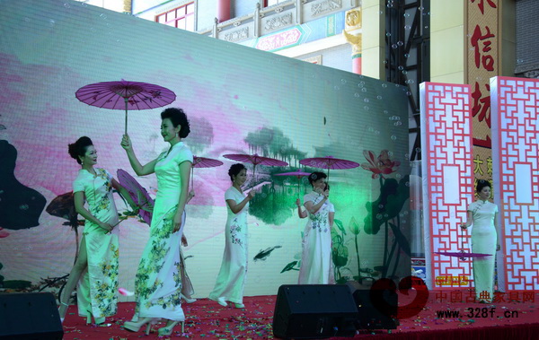 活動(dòng)現(xiàn)場(chǎng),波記家具紅木旗袍秀將本次活動(dòng)推向高潮 活動(dòng)現(xiàn)場(chǎng),波記家具紅木旗袍秀將本次活動(dòng)推向高潮