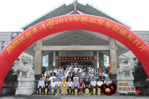 東清閣董事長(zhǎng)以及全體經(jīng)銷商合影留念 東清閣董事長(zhǎng)以及全體經(jīng)銷商合影留念