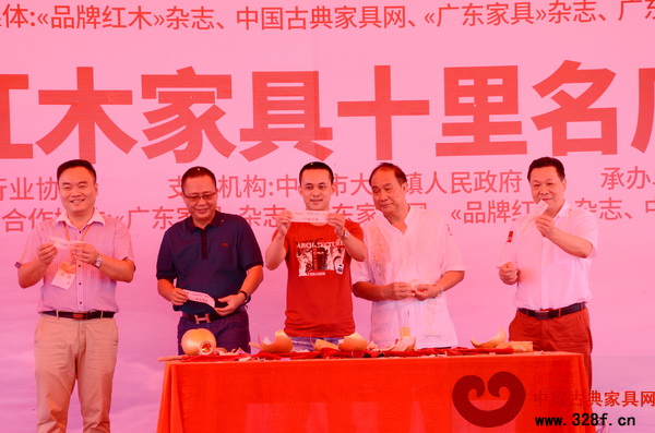 許貴祿上臺(tái)敲“旺財(cái)金蛋”,贏大獎(jiǎng),一起敲開(kāi)財(cái)富大門 許貴祿上臺(tái)敲“旺財(cái)金蛋”,贏大獎(jiǎng),一起敲開(kāi)財(cái)富大門