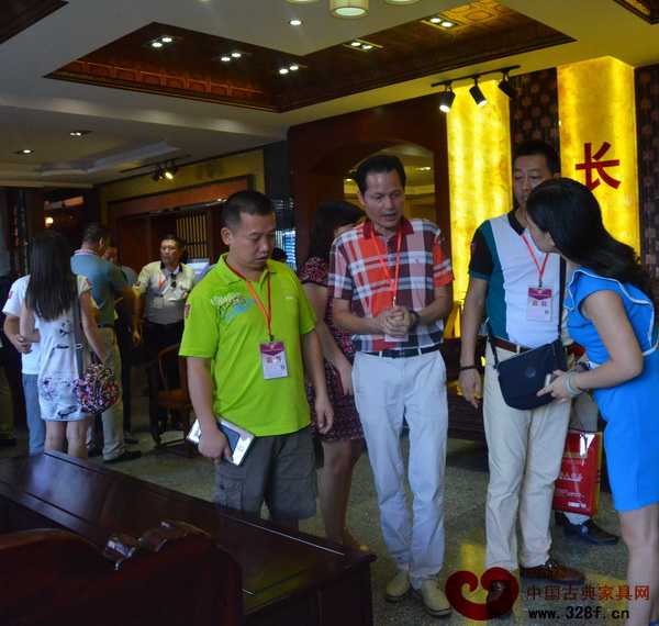 紅木家具經(jīng)銷商與企業(yè)工作人員深入交流 紅木家具經(jīng)銷商與企業(yè)工作人員深入交流