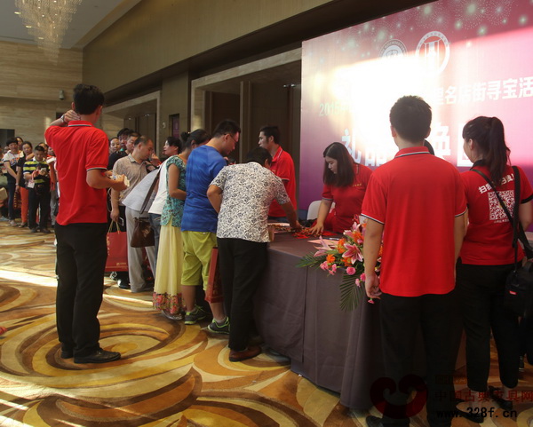 紅木“兩會(huì)”的尋寶活動(dòng)吸引了眾多經(jīng)銷商朋友參與(圖為經(jīng)銷商在排隊(duì)領(lǐng)取獎(jiǎng)品) 紅木“兩會(huì)”的尋寶活動(dòng)吸引了眾多經(jīng)銷商朋友參與(圖為經(jīng)銷商在排隊(duì)領(lǐng)取獎(jiǎng)品)