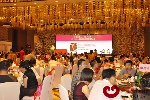 中山市紅木家具優(yōu)秀品牌發(fā)布會(huì)在同期隆重舉行,數(shù)百名經(jīng)銷商朋友參加 中山市紅木家具優(yōu)秀品牌發(fā)布會(huì)在同期隆重舉行,數(shù)百名經(jīng)銷商朋友參加