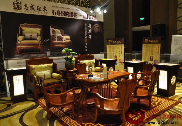 志成紅木在“新廣作”新品發(fā)布會會場為參會者展示了其代表作 志成紅木在“新廣作”新品發(fā)布會會場為參會者展示了其代表作