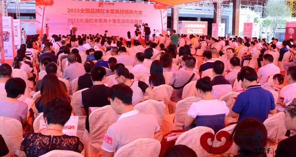 紅木千人“兩會”開幕式現(xiàn)場高朋滿座 紅木千人“兩會”開幕式現(xiàn)場高朋滿座