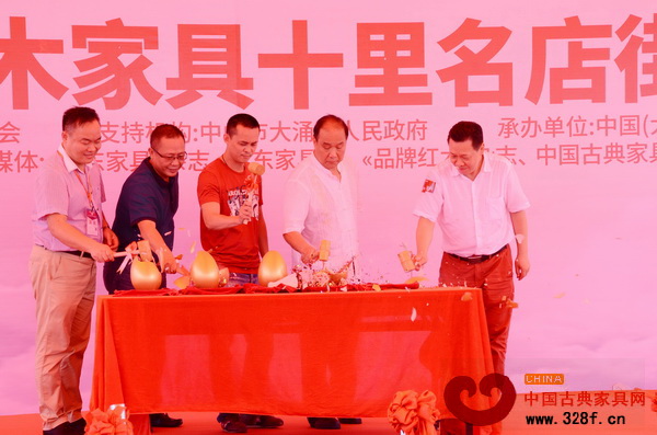 天工雋品董事長林子昌(左三)在現(xiàn)場砸“旺財金蛋”,意味著天工雋品將于紅博城這座中國首個“文商旅”綜合體中再度起航,譜寫全新的篇章 天工雋品董事長林子昌(左三)在現(xiàn)場砸“旺財金蛋”,意味著天工雋品將于紅博城這座中國首個“文商旅”綜合體中再度起航,譜寫全新的篇章