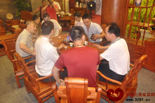 廣東省家具協(xié)會會長王克,中山市大涌鎮(zhèn)黨委書記黃紅全,原故宮博物院文??萍疾恐魅尾莒o樓,廣東省家具協(xié)會副會長李禮及紅博城董事長林孟禮、弘木傳媒CEO林偉華與天工雋品董事長林子昌在天工雋品位于紅博城的展廳內交流中山紅木產業(yè)發(fā)展現(xiàn)狀 廣東省家具協(xié)會會長王克,中山市大涌鎮(zhèn)黨委書記黃紅全,原故宮博物院文??萍疾恐魅尾莒o樓,廣東省家具協(xié)會副會長李禮及紅博城董事長林孟禮、弘木傳媒CEO林偉華與天工雋品董事長林子昌在天工雋品位于紅博城的展廳內交流中山紅木產業(yè)發(fā)展現(xiàn)狀