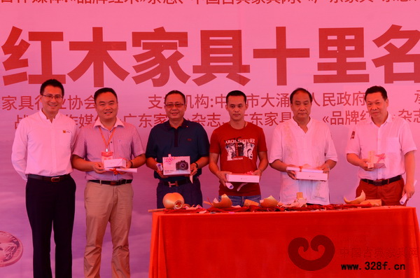 天工雋品(右三)作為紅博城首批星級客戶,隆重進行了進場裝修的交接儀式 天工雋品(右三)作為紅博城首批星級客戶,隆重進行了進場裝修的交接儀式