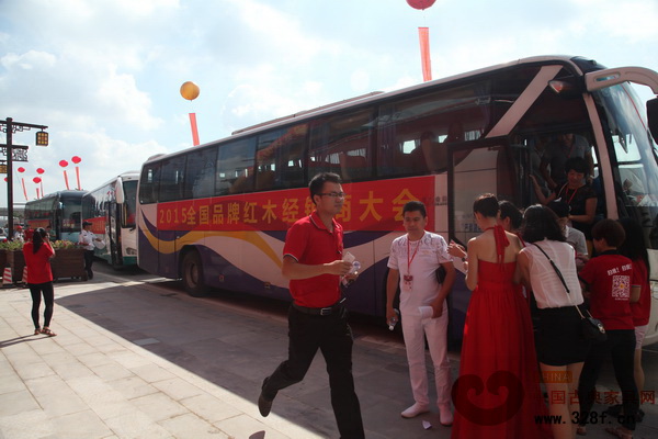 全國品牌紅木家具經(jīng)銷商大會安排了多輛大巴接送經(jīng)銷商前往大涌紅木家具名企參觀 全國品牌紅木家具經(jīng)銷商大會安排了多輛大巴接送經(jīng)銷商前往大涌紅木家具名企參觀