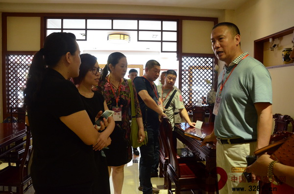 數(shù)百位紅木家具經(jīng)銷商實地走訪大涌紅木家具十里名店街品鑒會推薦名企 數(shù)百位紅木家具經(jīng)銷商實地走訪大涌紅木家具十里名店街品鑒會推薦名企