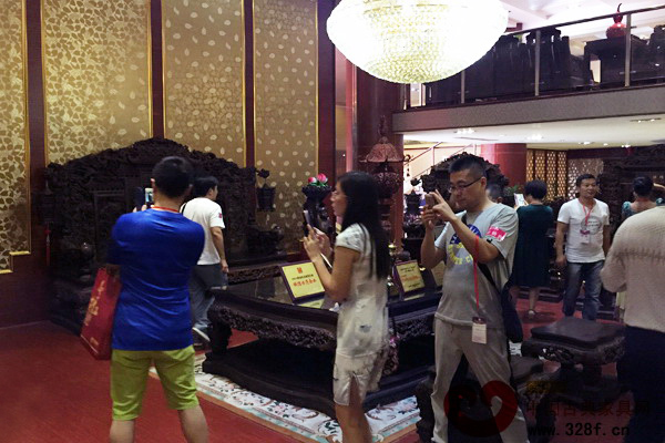 通過參觀,經(jīng)銷商對大涌紅木家具產(chǎn)業(yè)有了更深刻了解 通過參觀,經(jīng)銷商對大涌紅木家具產(chǎn)業(yè)有了更深刻了解