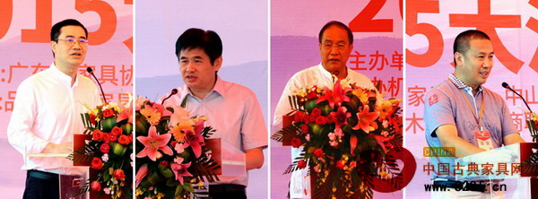 從左起依次為,廣東省家具協(xié)會(huì)會(huì)長王克、大涌鎮(zhèn)黨委委員謝巧明、中山市紅木家具行業(yè)協(xié)會(huì)會(huì)長蕭照興、品牌紅木家具經(jīng)銷商聯(lián)盟執(zhí)行主席石立峰上臺(tái)致辭 從左起依次為,廣東省家具協(xié)會(huì)會(huì)長王克、大涌鎮(zhèn)黨委委員謝巧明、中山市紅木家具行業(yè)協(xié)會(huì)會(huì)長蕭照興、品牌紅木家具經(jīng)銷商聯(lián)盟執(zhí)行主席石立峰上臺(tái)致辭