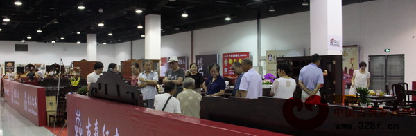 團購節(jié)吸引了眾多東陽及周邊城市消費者來此購買紅木家具 團購節(jié)吸引了眾多東陽及周邊城市消費者來此購買紅木家具