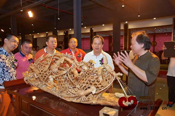 中山潮州木雕陶瓷剪紙藝術展現(xiàn)場,中山市沙溪鎮(zhèn)黨委書記、人大主席周小川(右二)與廣東省木雕專業(yè)委員會主任、中國工藝美術大師辜柳希(右一)交流潮州木雕藝術 中山潮州木雕陶瓷剪紙藝術展現(xiàn)場,中山市沙溪鎮(zhèn)黨委書記、人大主席周小川(右二)與廣東省木雕專業(yè)委員會主任、中國工藝美術大師辜柳希(右一)交流潮州木雕藝術