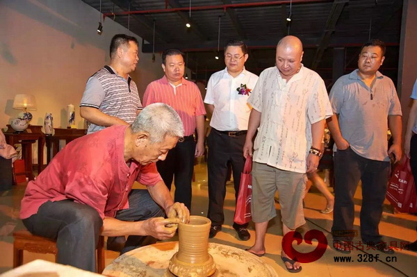 全國工商聯(lián)家具裝飾業(yè)商會會長張傳喜(右三)、中山市民協(xié)主席李桂山(左二)現(xiàn)場參觀工藝大師制作陶瓷 全國工商聯(lián)家具裝飾業(yè)商會會長張傳喜(右三)、中山市民協(xié)主席李桂山(左二)現(xiàn)場參觀工藝大師制作陶瓷
