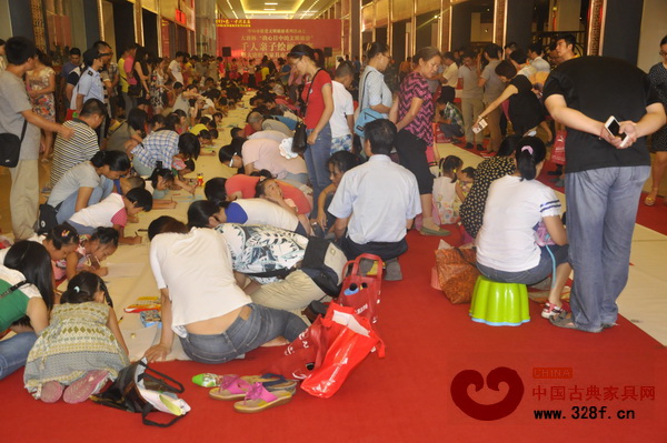 “大唐杯”千人親子繪畫大賽現(xiàn)場人山人海，成為當天的一大亮點