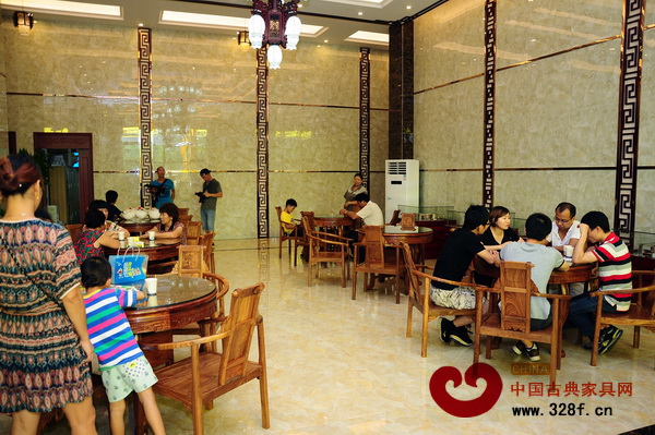 泮溪花園銷售中心接待廳的家具全由頌泰紅木提供 泮溪花園銷售中心接待廳的家具全由頌泰紅木提供