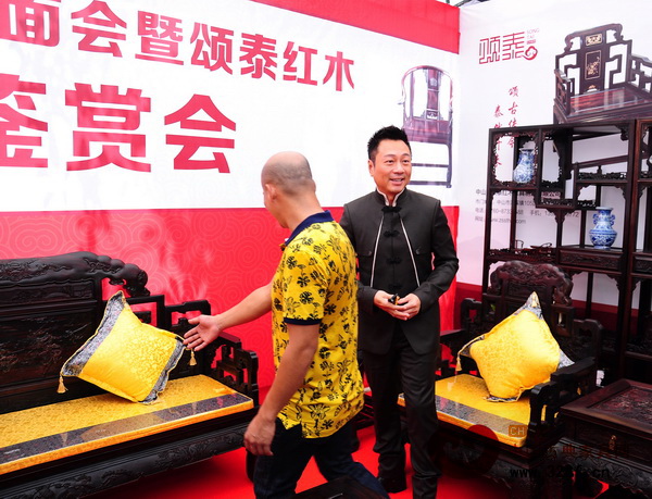 香港TVB三屆視帝駐足參觀,力贊頌泰紅木家具 香港TVB三屆視帝駐足參觀,力贊頌泰紅木家具