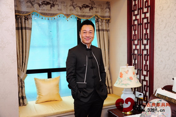 黎耀祥于頌泰紅木家具裝飾的樣板房內(nèi)拍照留念 黎耀祥于頌泰紅木家具裝飾的樣板房內(nèi)拍照留念