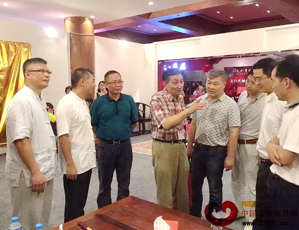 廣東省家具協(xié)會會長王克(右二)、廣東省家具協(xié)會副會長李禮(右四)、故宮專家曹靜樓(右五)、大涌鎮(zhèn)黨委書記黃紅(右一)、紅博城董事長林孟禮(左二)、紅博城總經(jīng)理林志洪(左一)等領(lǐng)導嘉賓參觀南枝紅紅木展位 廣東省家具協(xié)會會長王克(右二)、廣東省家具協(xié)會副會長李禮(右四)、故宮專家曹靜樓(右五)、大涌鎮(zhèn)黨委書記黃紅(右一)、紅博城董事長林孟禮(左二)、紅博城總經(jīng)理林志洪(左一)等領(lǐng)導嘉賓參觀南枝紅紅木展位