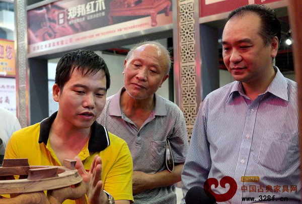 宏達(dá)一品居工匠在向評(píng)委闡述工藝?yán)砟? align= 宏達(dá)一品居工匠在向評(píng)委闡述工藝?yán)砟? width=