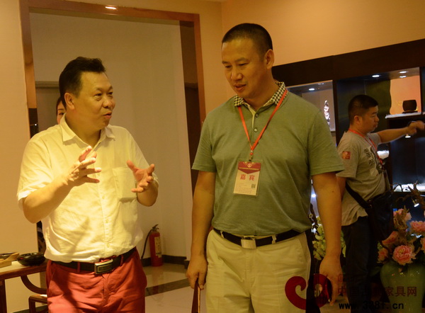 西安紅木雅居閣總裁石立峰(右)與其他眾多經(jīng)銷商參觀紅寶軒展廳 西安紅木雅居閣總裁石立峰(右)與其他眾多經(jīng)銷商參觀紅寶軒展廳