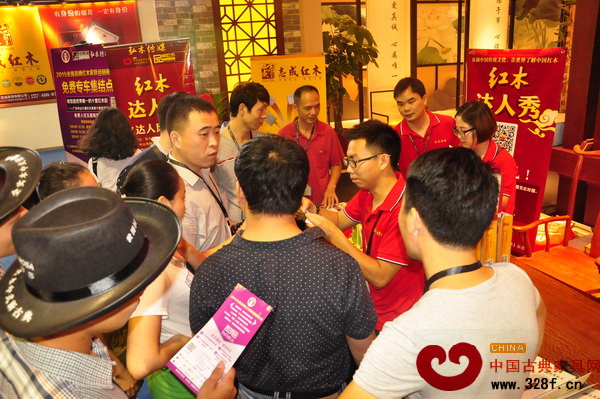 志成紅木展廳前聚集了許多參加“紅木達人秀”的觀展者 志成紅木展廳前聚集了許多參加“紅木達人秀”的觀展者