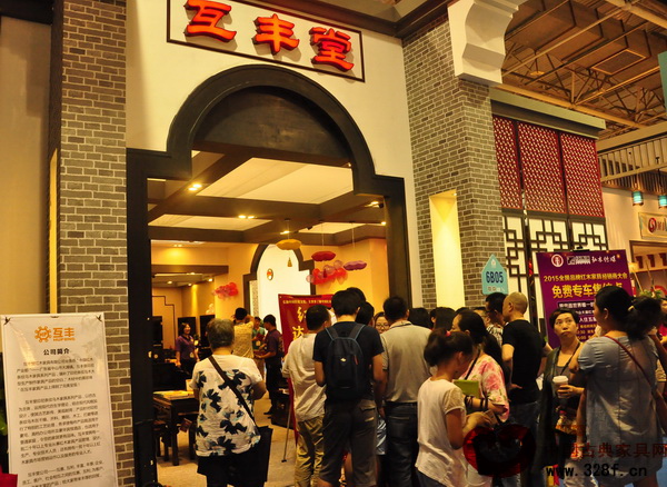 互豐堂紅木展廳前“紅木達人秀”活動人氣爆棚 互豐堂紅木展廳前“紅木達人秀”活動人氣爆棚