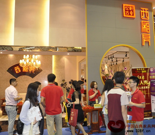 憶古軒展廳前“紅木達人秀”吸引來往的觀展者駐足觀看 憶古軒展廳前“紅木達人秀”吸引來往的觀展者駐足觀看