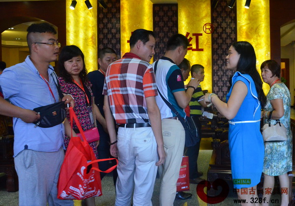 眾多經(jīng)銷商前往長豐紅木展廳參觀考察 眾多經(jīng)銷商前往長豐紅木展廳參觀考察