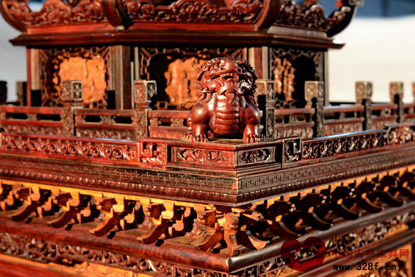 東陽(yáng)木雕作品充分吸收建筑方面的設(shè)計(jì)(大清翰林供圖) 東陽(yáng)木雕作品充分吸收建筑方面的設(shè)計(jì)(大清翰林供圖)