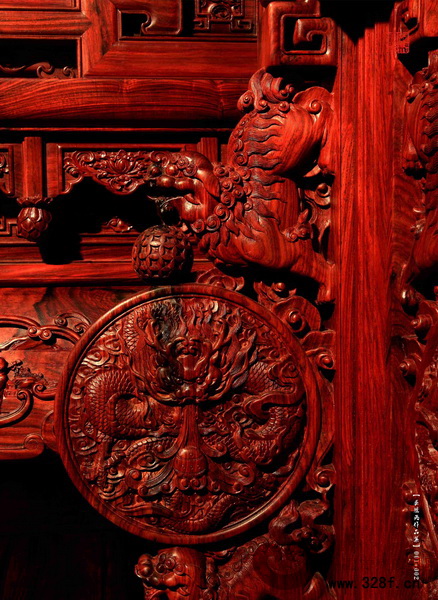 《清明上河圖》寶座上的東陽(yáng)木雕(大清翰林供圖) 《清明上河圖》寶座上的東陽(yáng)木雕(大清翰林供圖)