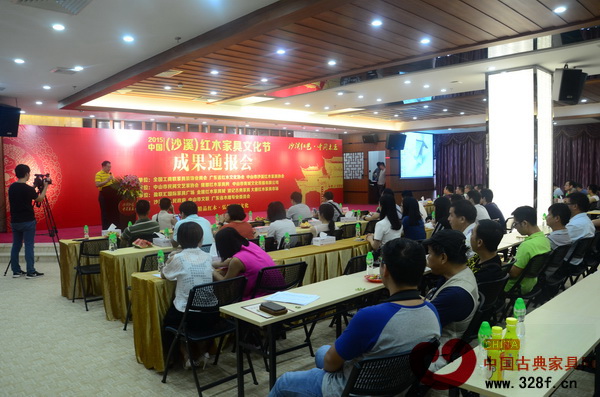 中山市沙溪鎮(zhèn)黨委委員肖亦寧在閉幕會上作文化節(jié)成果通報 中山市沙溪鎮(zhèn)黨委委員肖亦寧在閉幕會上作文化節(jié)成果通報