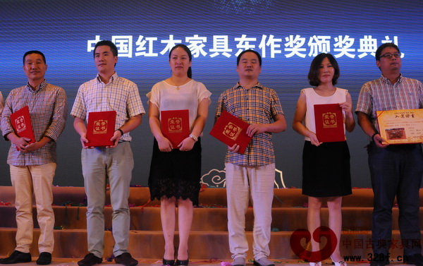 “東作獎(jiǎng)”精品獎(jiǎng)?lì)C獎(jiǎng)典禮上，雙洋紅木董事長(zhǎng)王海洋（左二）上臺(tái)領(lǐng)獎(jiǎng)