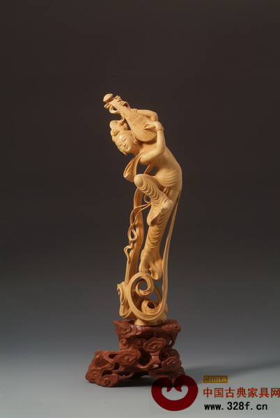 黃楊木雕人物刻畫神韻自如,極富有文化氣息(圖為《敦煌飛天》) 黃楊木雕人物刻畫神韻自如,極富有文化氣息(圖為《敦煌飛天》)