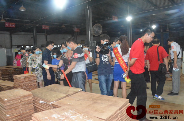 消費(fèi)者關(guān)注點(diǎn)已延伸至產(chǎn)品的背后(圖為消費(fèi)者參觀中韻軒紅木工廠) 消費(fèi)者關(guān)注點(diǎn)已延伸至產(chǎn)品的背后(圖為消費(fèi)者參觀中韻軒紅木工廠)