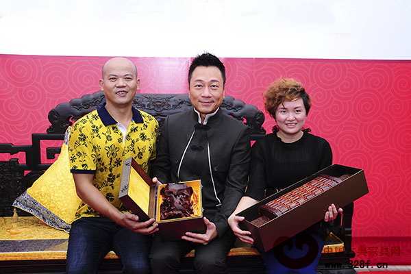 頌泰紅木董事長肖旭、董事長夫人麥心開為黎耀祥精心準(zhǔn)備禮品,并合影留念 頌泰紅木董事長肖旭、董事長夫人麥心開為黎耀祥精心準(zhǔn)備禮品,并合影留念