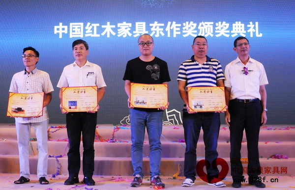 卓木王紅木總經(jīng)理杜長(zhǎng)江(圖中)出席2015中國(guó)紅木家具東作獎(jiǎng)?lì)C獎(jiǎng)典禮 卓木王紅木總經(jīng)理杜長(zhǎng)江(圖中)出席2015中國(guó)紅木家具東作獎(jiǎng)?lì)C獎(jiǎng)典禮